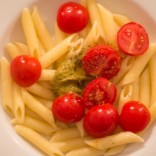 Lecker Nudeln mit Pesto und Tomaten - alles vegan!